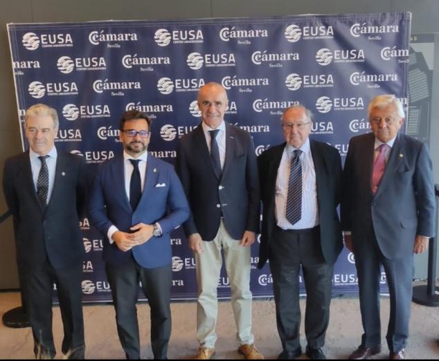 EUSA celebra su acto de inauguración con más de 100 alumnos egresados del curso 2021/22