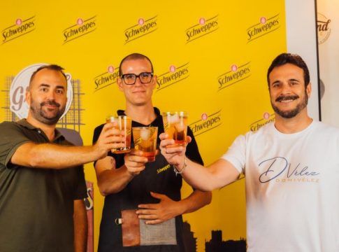 Le Grand Café Centro crea una original hamburguesa junto a Domi Vélez acompañada del gin tonic perfecto de Schweppes
