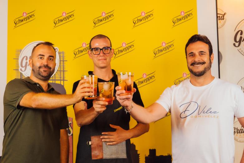 Le Grand Café Centro crea una original hamburguesa junto a Domi Vélez acompañada del gin tonic perfecto de Schweppes