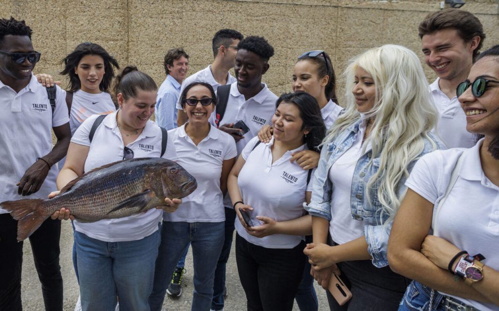 Fundación Cruzcampo lleva a sus alumnos a visitar la lonja y el puerto pesquero de Rota