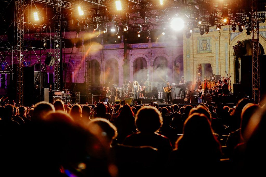 “DIVERSO” en la Plaza de España de Sevilla: Miguel Poveda cierra las confirmaciones de la II edición de Icónica Sevilla Fest