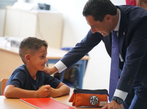 Moreno anuncia un cheque escolar de 100 euros por hijo para ayudar a las familias con menos recursos