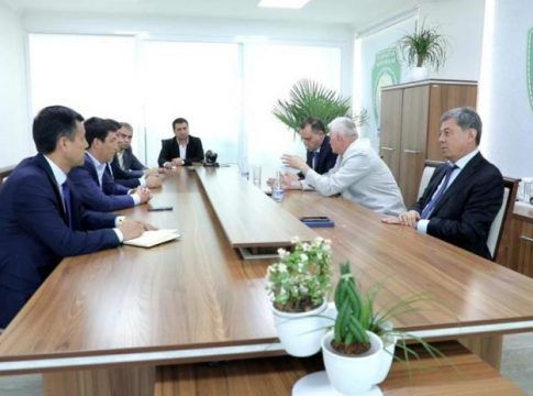 Uzbekistán firma un acuerdo con la empresa española Kimitec para transformar la agricultura del país
