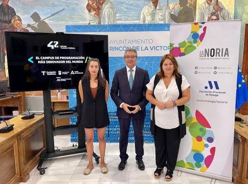 La Diputación acerca el campus de programación 42 Málaga a la Axarquía con una parada informativa en Rincón de la Victoria