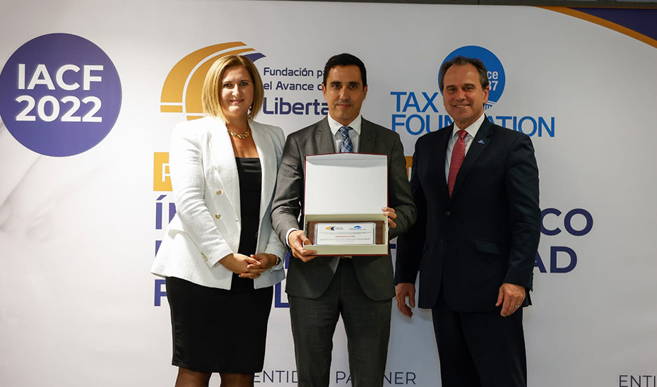 La Junta de Andalucía recibe un reconocimiento por su política de bajada de impuestos