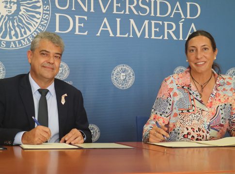 La Junta y la UAL impulsan la convivencia entre universitarios y personas mayores para “combatir la soledad no deseada”
