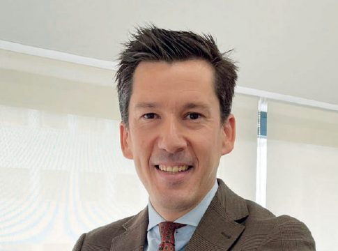 ¿Y a la luz?Por tres, tengo que darle solución