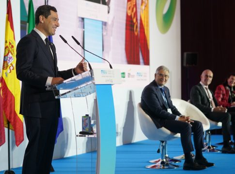 Moreno señala que la transformación del modelo de movilidad es uno de los retos que tenemos por delante. "El presente son las renovables y las energías limpias"