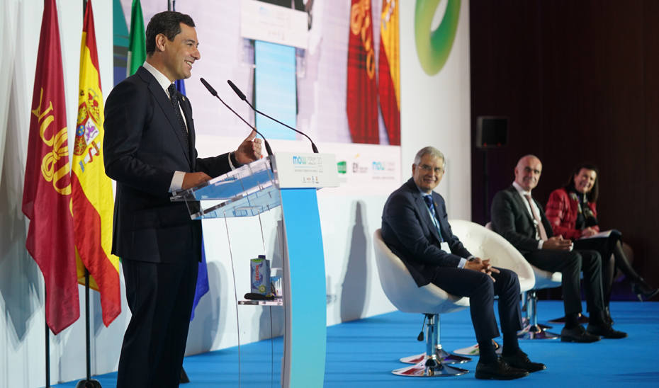 Moreno señala que la transformación del modelo de movilidad es uno de los retos que tenemos por delante. "El presente son las renovables y las energías limpias"