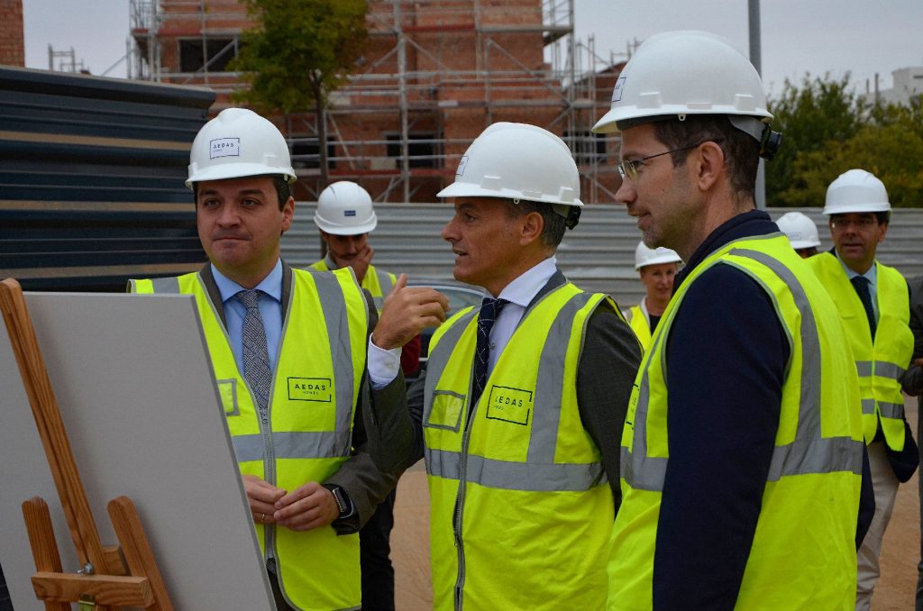 El Alcalde de Córdoba visita la primera promoción residencial de AEDAS Homes en la ciudad: Eida