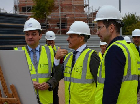 El Alcalde de Córdoba visita la primera promoción residencial de AEDAS Homes en la ciudad: Eida