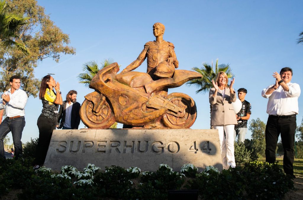 El Puerto de Huelva acoge una escultura homenaje a Hugo Millán en la Avenida Francisco Montenegro 