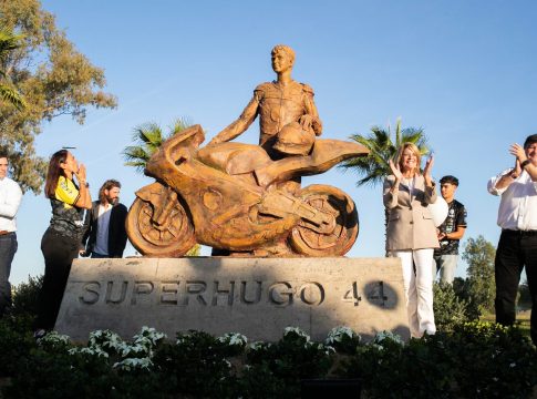 El Puerto de Huelva acoge una escultura homenaje a Hugo Millán en la Avenida Francisco Montenegro 