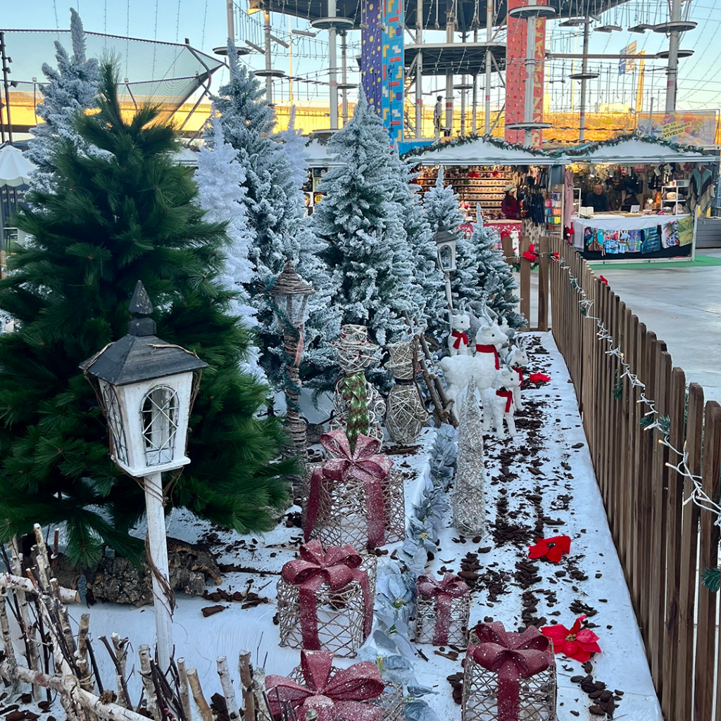 Las visitas de Papá Noel y de los Reyes Magos, y un mercadillo navideño de artesanía, llenan de colorido la Navidad en el Centro Comercial Lagoh