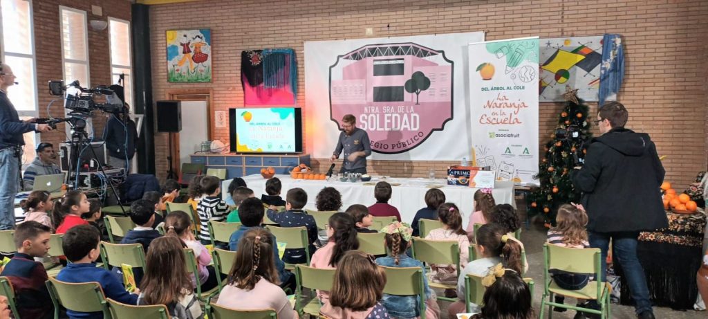 <strong>La Junta difunde los beneficios de la naranja entre los más pequeños, a través de la campaña ‘Del árbol al cole. La naranja en la escuela’</strong>