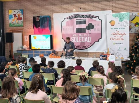 <strong>La Junta difunde los beneficios de la naranja entre los más pequeños, a través de la campaña ‘Del árbol al cole. La naranja en la escuela’</strong>
