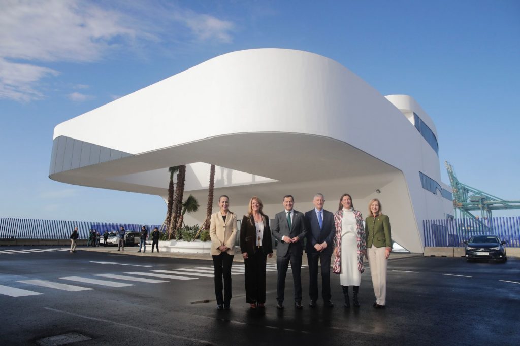 <strong>El Puerto de Huelva reforzará su posicionamiento con las Islas Canarias tras inaugurar hoy una terminal de pasajeros y servicios portuarios en el Muelle Sur</strong>