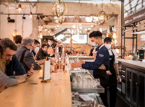 La Navidad más cervecera y solidaria, en Factoría  Cruzcampo 