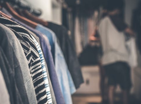 Empleo facilita a las empresas comerciales una guía con las claves para un traspaso exitoso 