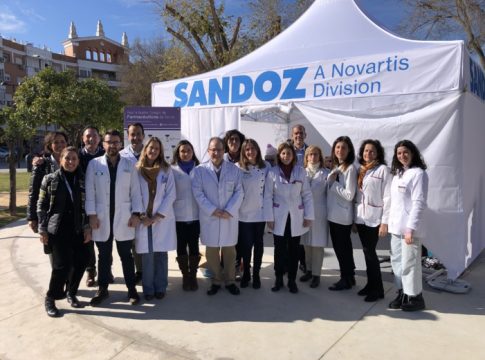 Los farmacéuticos sevillanos muestran en las calles de Montequinto, en Dos Hermanas, el potencial sanitario de las farmacias más allá de la dispensación del medicamento 