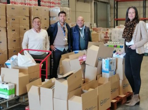 El centro oficial de formación profesional Cesur dona al Banco de Alimentos de Sevilla 500 litros de leche esta Navidad