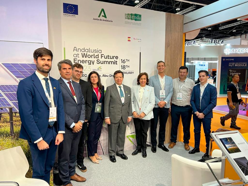 La Junta impulsa la industria andaluza de renovables en los Emiratos Árabes Unidos, que prevé invertir 100.000 millones de dólares en proyectos de energía limpia hasta 2035