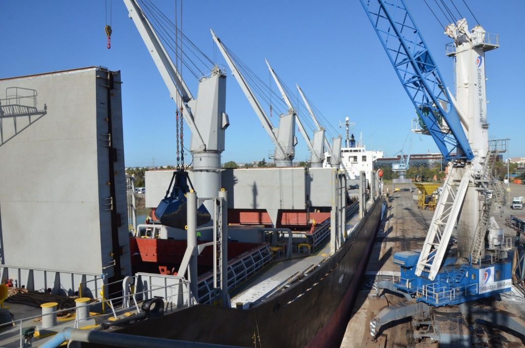 <strong>El Puerto de Sevilla recibe el primer buque de grandes dimensiones del año con 16.000 toneladas de fertilizante</strong>