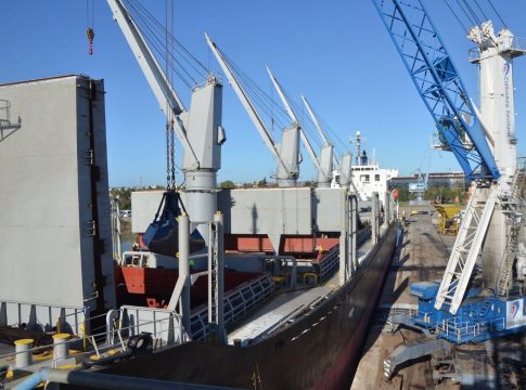 <strong>El Puerto de Sevilla recibe el primer buque de grandes dimensiones del año con 16.000 toneladas de fertilizante</strong>