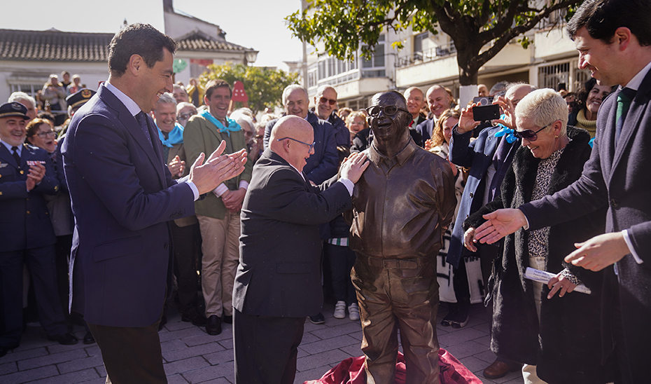 Moreno inaugura en Constantina el monumento a Antonio González, el primero dedicado a una persona con Síndrome de Down en Europa 