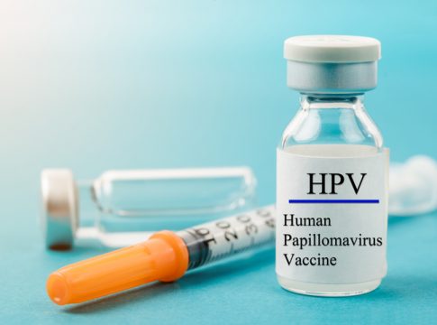 Los oncólogos andaluces recuerdan la importancia de la vacunación del  VPH y acudir a las revisiones médicas para el diagnóstico precoz del cáncer de cérvix en las mujeres y frenar su incidencia