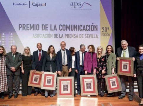 Lourdes Lucio y Lucrecia Hevia reciben el XXX Premio de la Comunicación de la Asociación de la Prensa de Sevilla