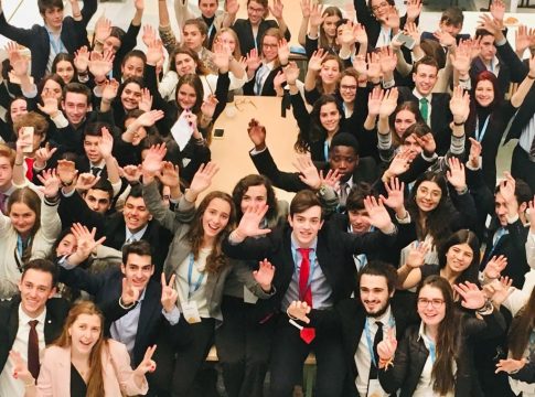 El joven Parlamento Europeo celebra su fase regional en Sevilla y debate sobre el futuro económico y el emprendimiento en la Unión Europea