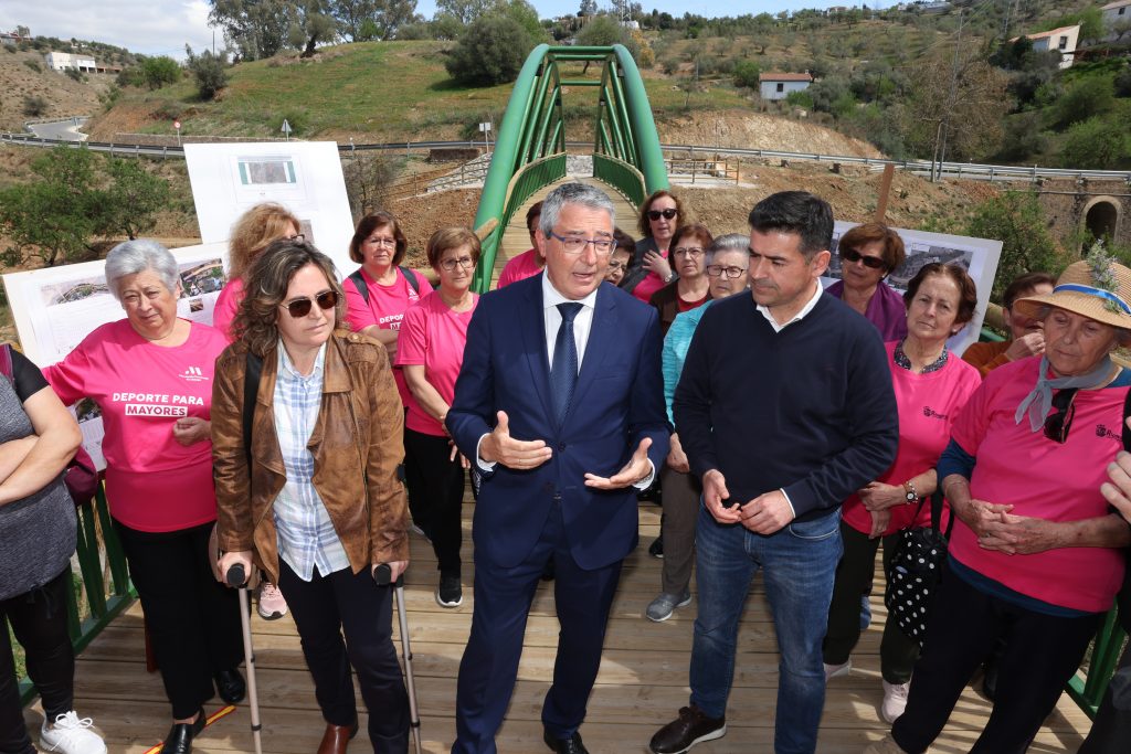 La Diputación destina casi 800.000 euros a nuevos senderos para integrar el casco urbano de Riogordo en la Gran Senda