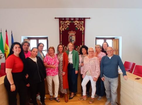 Un pequeño grupo de veinte voluntarios de Salteras han gestionado cuarenta y dos toneladas entre alimentos y textiles y atendido mil trescientas demandas de peticiones de enseres, ropa y mobiliario de hogar