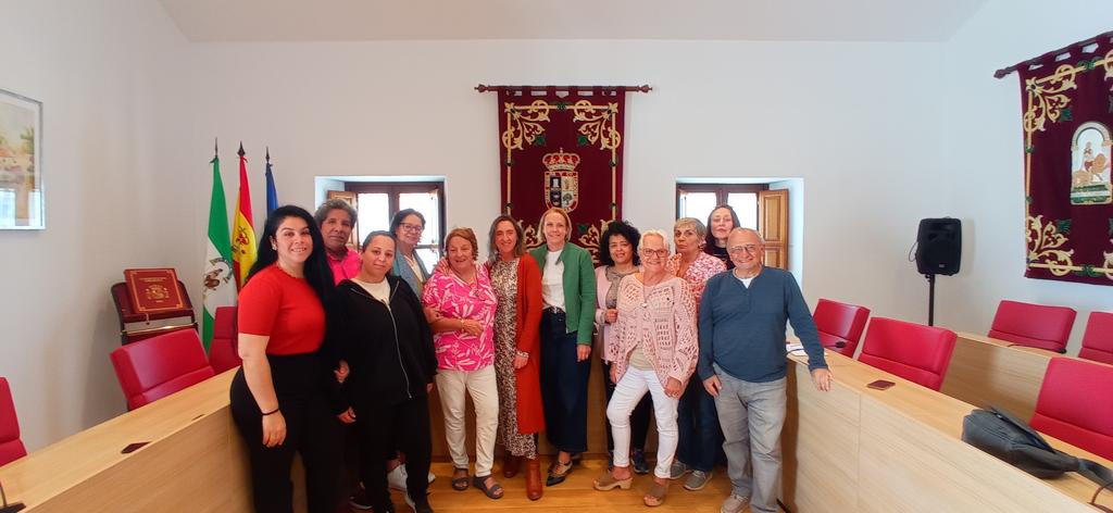 Un pequeño grupo de veinte voluntarios de Salteras han gestionado cuarenta y dos toneladas entre alimentos y textiles y atendido mil trescientas demandas de peticiones de enseres, ropa y mobiliario de hogar