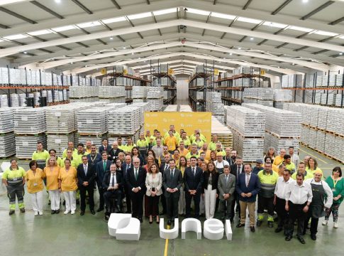 <strong>Juanma Moreno visita el centro logístico de UNEI, empresa andaluza líder en empleabilidad de personas con problemas de salud mental</strong>