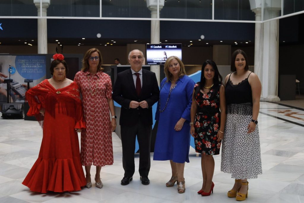 <strong><em>CaixaBank viste de moda andaluza su Store Sierpes en el marco del emprendimiento femenino</em></strong>