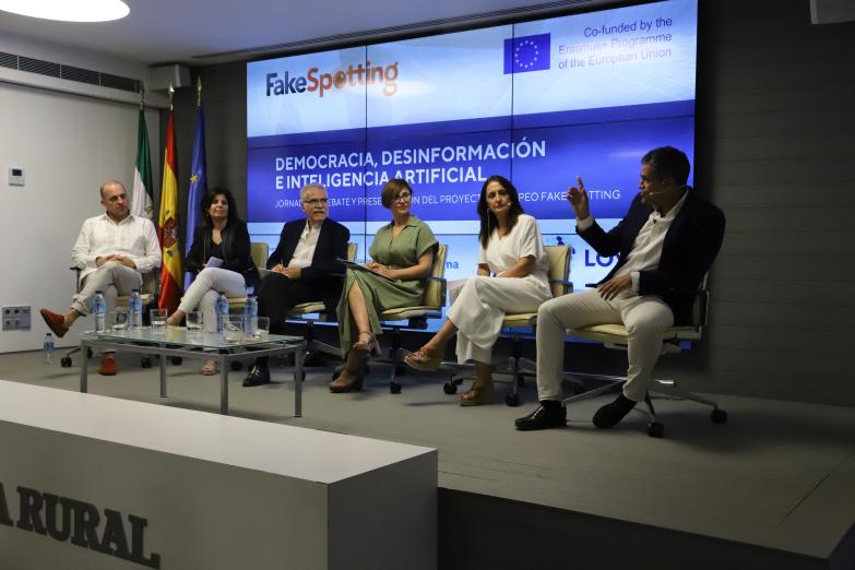 La Universidad Loyola reúne a un grupo de periodistas y expertos en comunicación que debaten sobre la desinformación y el uso de la inteligencia artificial