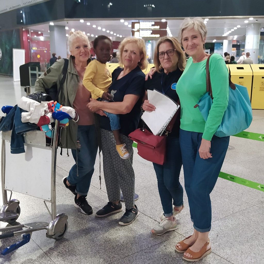 <strong>Un niño africano de tres años regresa a casa tras ser operado en Málaga</strong>