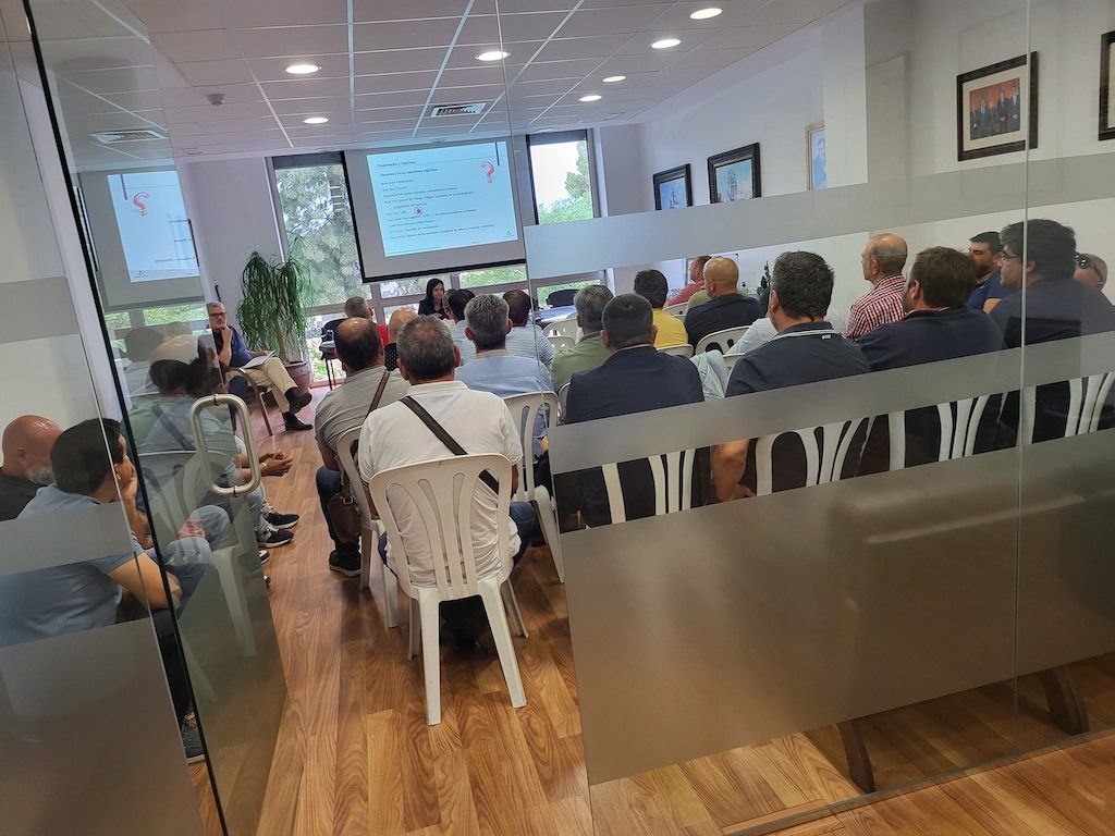 La flota marisquera andaluza impulsa la excelencia sanitaria a bordo  