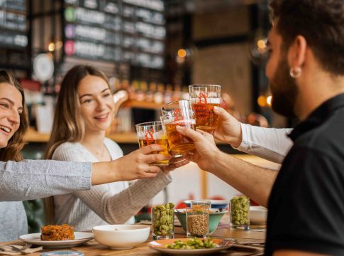 Factoría Cruzcampo lanza sus planes de verano con velás, catas gratuitas y música en vivo