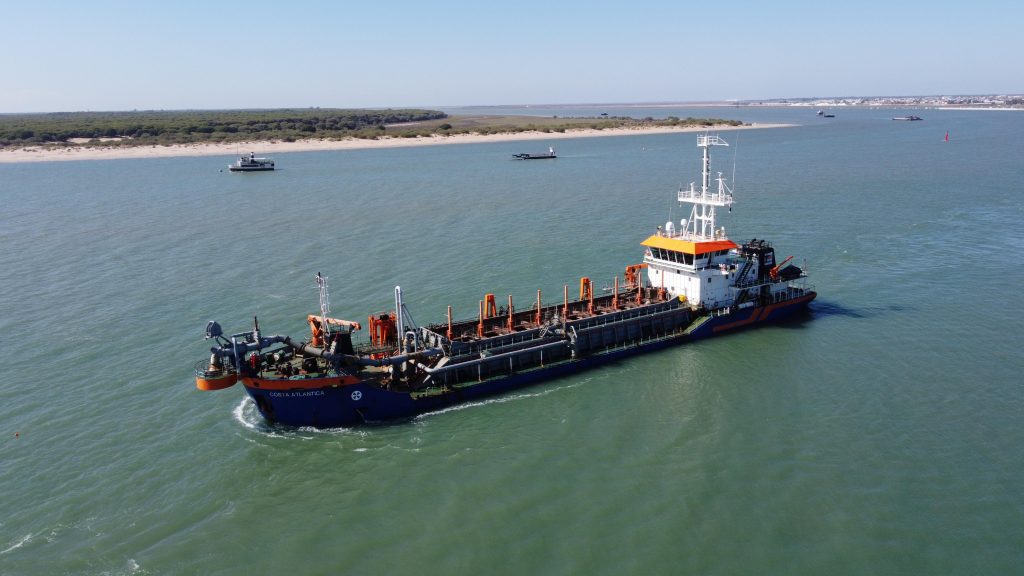 La Autoridad Portuaria de Sevilla inicia la campaña 2023 para el mantenimiento del canal de navegación