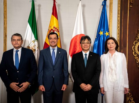 Juanma Moreno recibe en el Palacio de San Telmo al presidente mundial de Fujitsu, Takahito Tokita