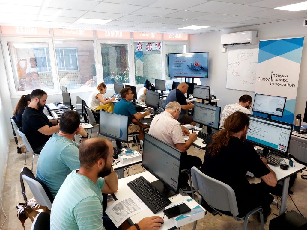 <strong>Abiertas las inscripciones para cinco nuevos cursos gratuitos en tecnología 5G en Huelva, Sevilla y Málaga</strong>