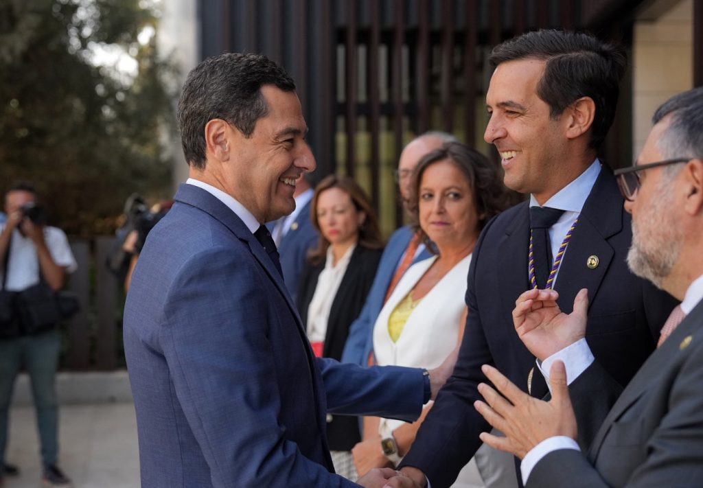 Moreno anuncia la activación de un plan específico para impulsar la industria farmacéutica en Andalucía