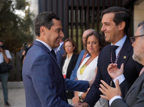 Moreno anuncia la activación de un plan específico para impulsar la industria farmacéutica en Andalucía