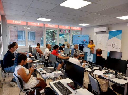 Abierto el plazo de cuatro cursos gratuitos en IA, Realidad Virtual y IOT para 200 alumnos en Andalucía