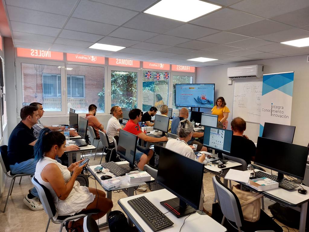 Abierto el plazo de cuatro cursos gratuitos en IA, Realidad Virtual y IOT para 200 alumnos en Andalucía