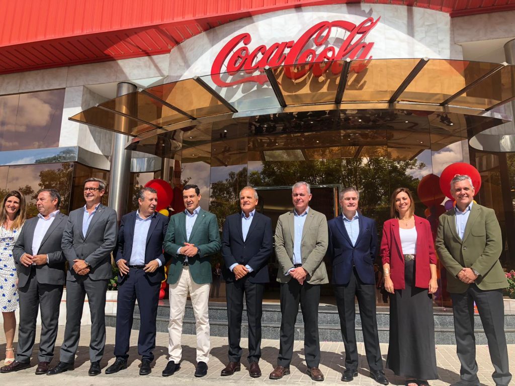 El presidente de la Junta de Andalucía visita la fábrica de Coca-Cola en Sevilla en su 25 aniversario