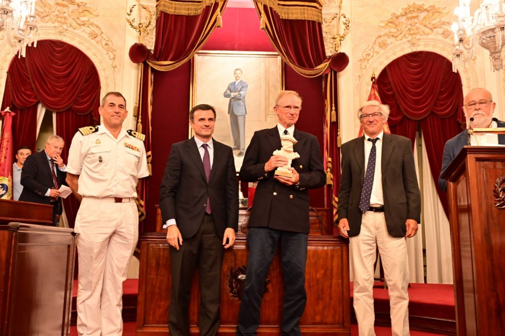 Sail Training International recibe el Premio de “Cádiz con Elcano” en el salón de plenos del Ayuntamiento de Cádiz